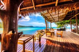 ריהוט עץ בתוך הפרגולה הוא אלמנט נפוץ המשדרג את מראה הפרגולה